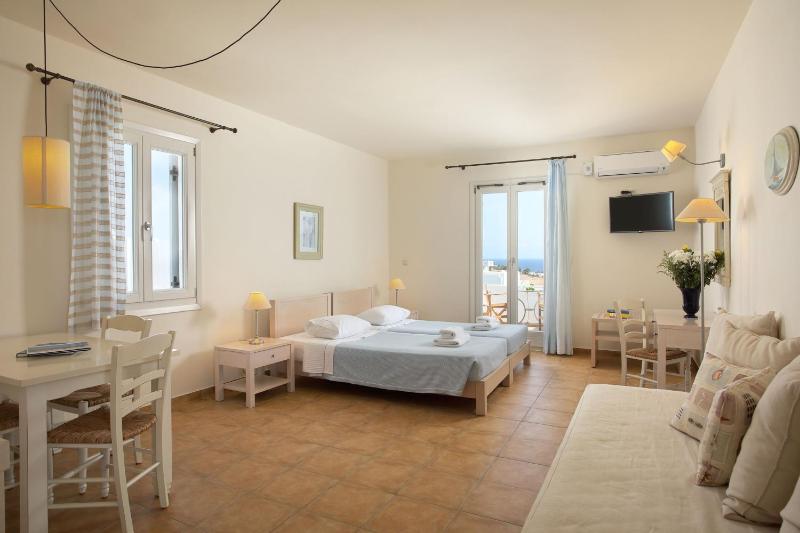 Triple Room with Sea View image 1