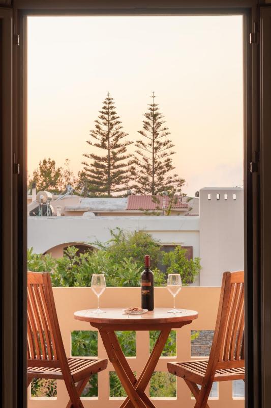 Double Room with Balcony image 4