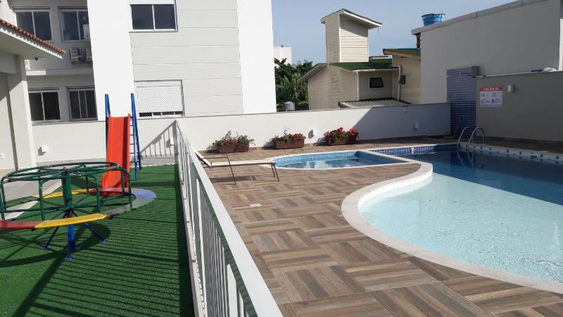 Florianópolis Canasvieiras Apartamento inteiro 3 quartos com ar piscina playground 2 garagens - image 6