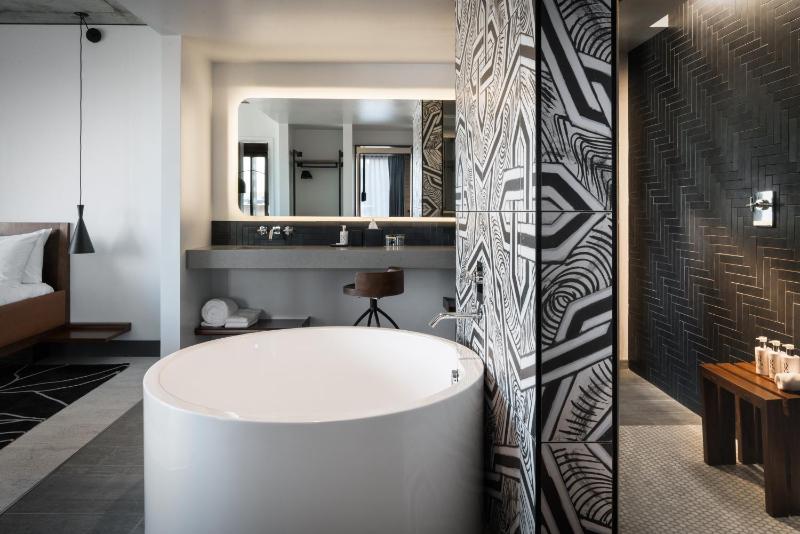 Suite with Balcony image 3
