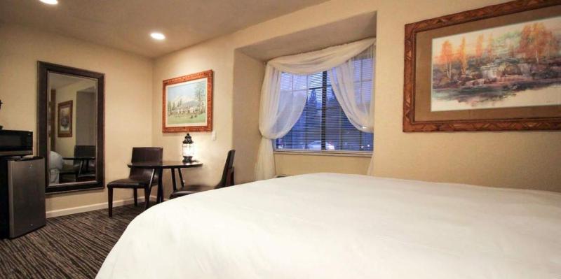 Deluxe Queen Room image 3
