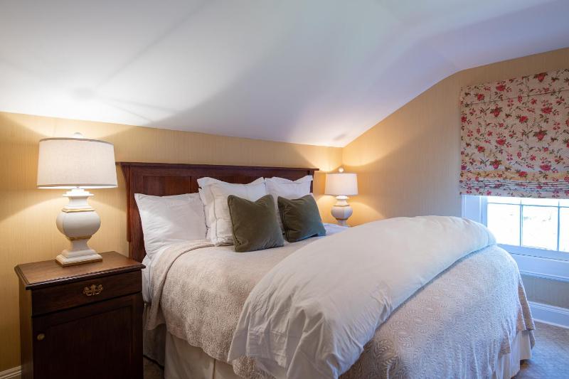 Deluxe Queen Room image 1