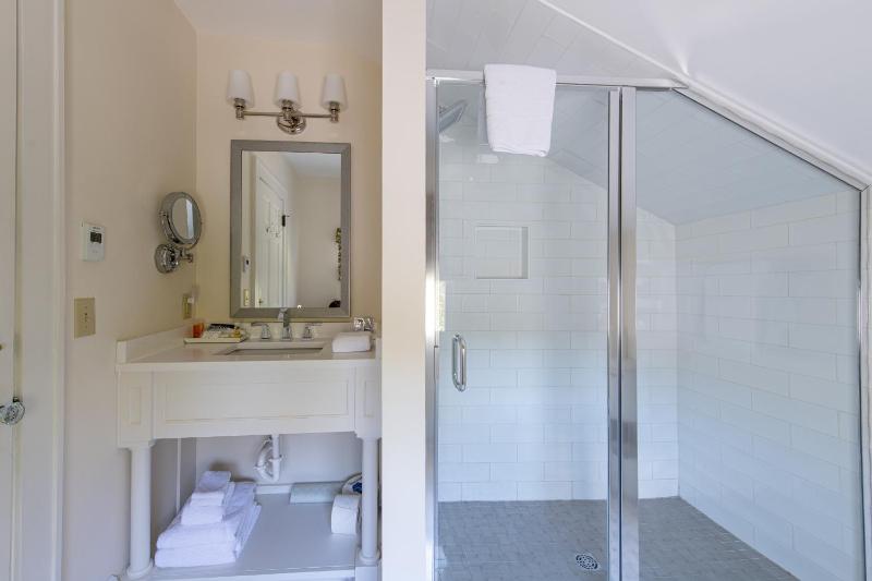 Superior King Room image 3