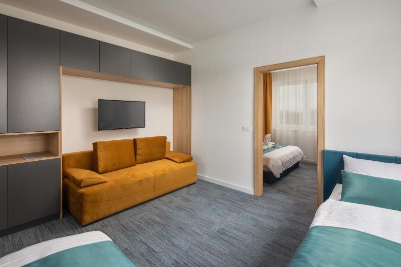 Deluxe Family Room image 2