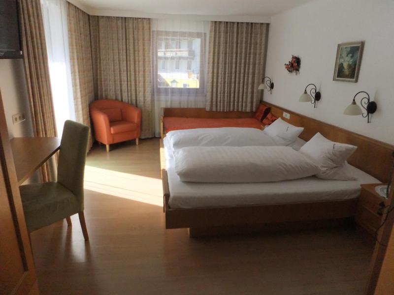 Triple Room with Balcony image 3