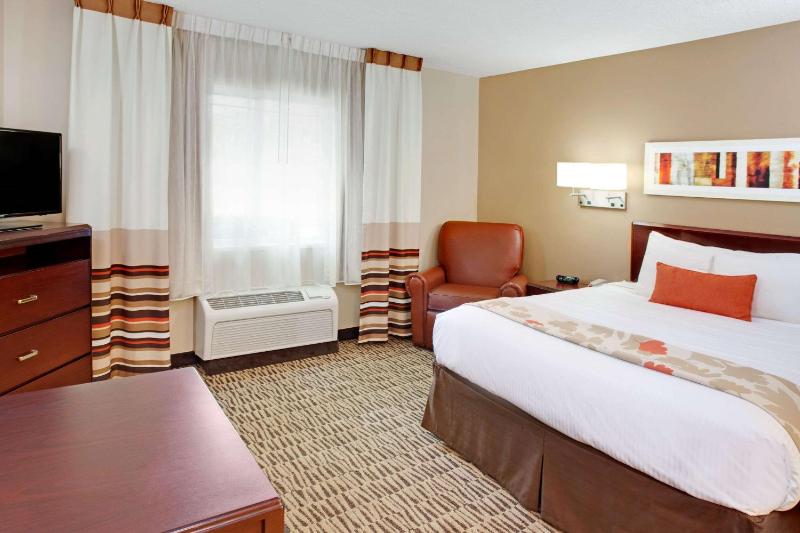 Queen Room with Roll-In Shower - Accessible/Non-Smoking image 3