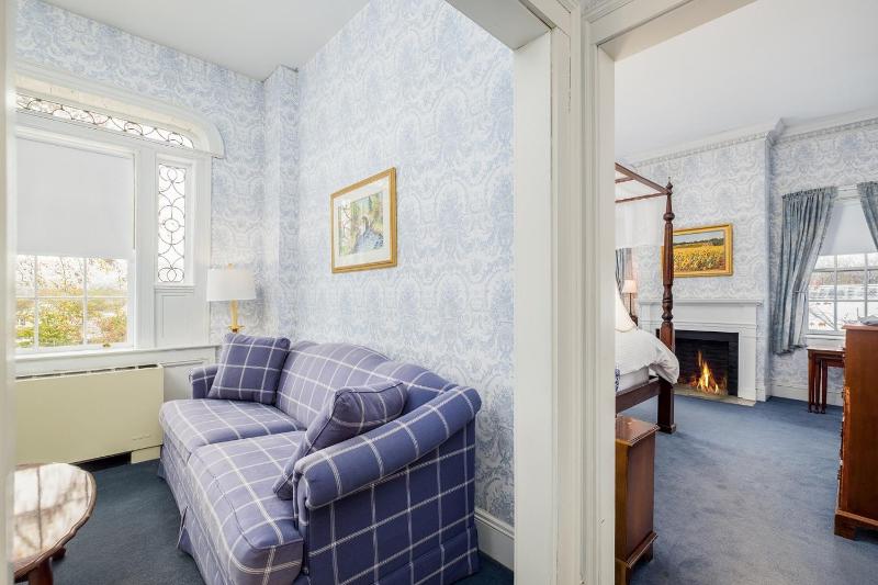 Queen Room with Sofa Bed image 3