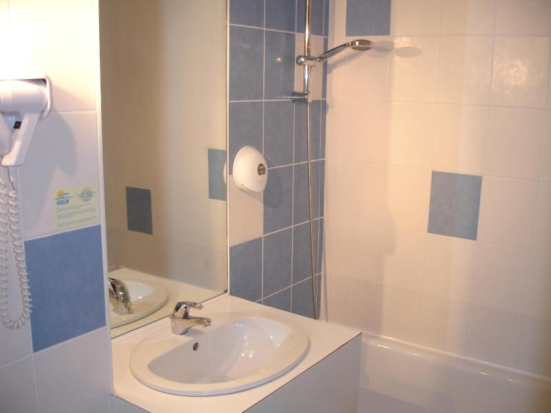 Standard Double Room image 3