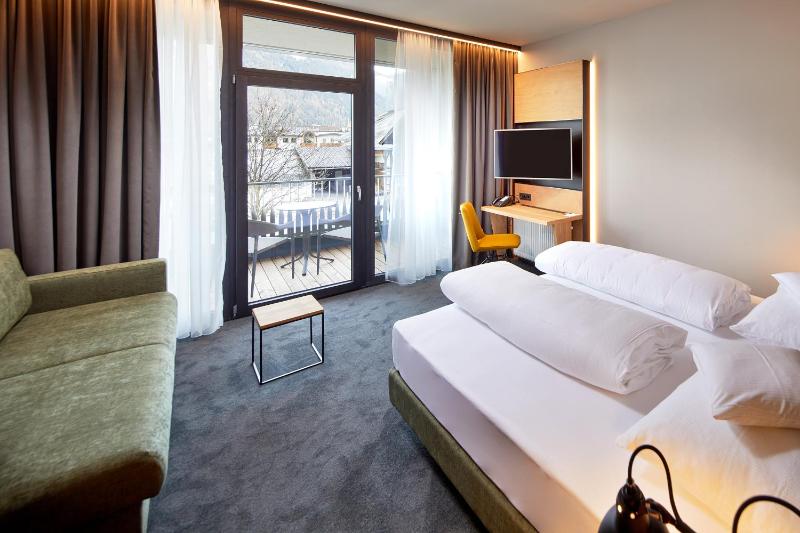 Triple Room with Balcony image 3