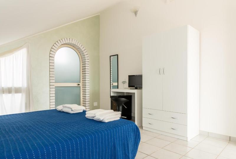 Double Room image 3