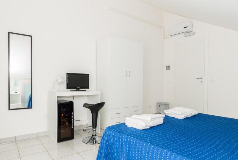 Double Room image 4