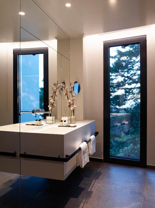 Superior King Suite image 2