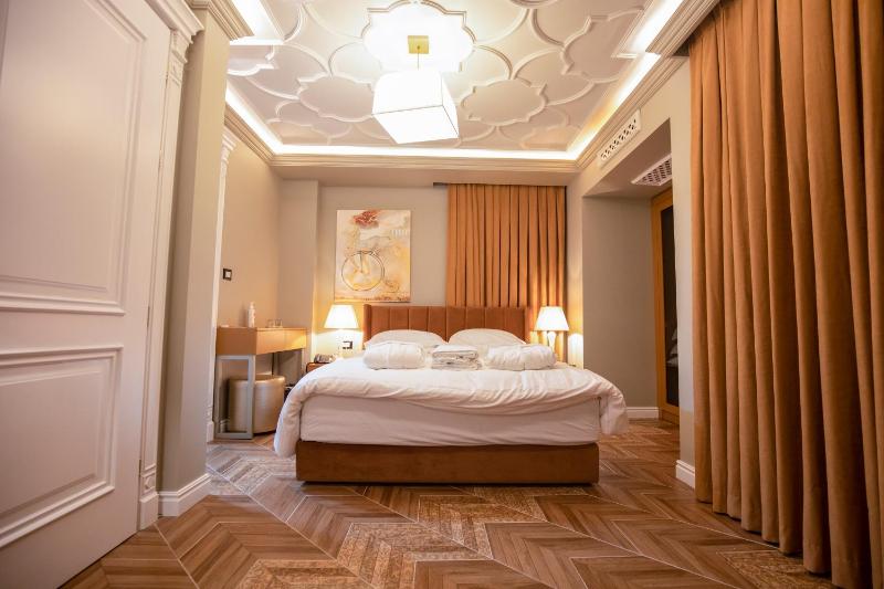 Deluxe Double Room with Balcony image 3