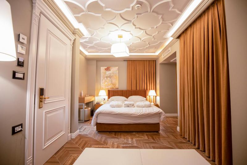 Deluxe Double Room with Balcony image 2