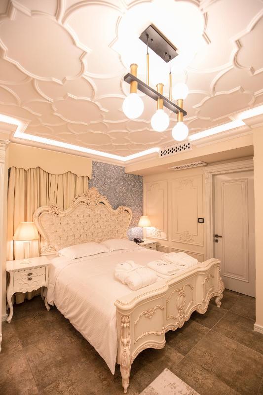 Deluxe Suite image 1