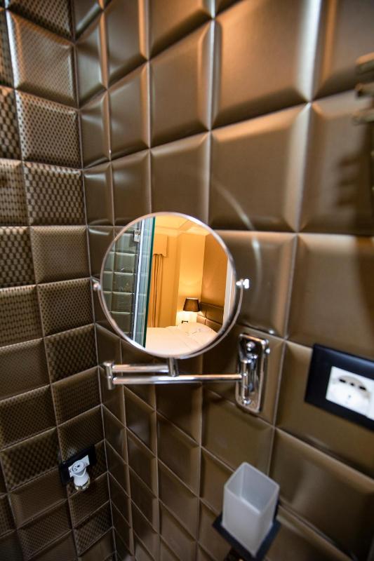 Standard Twin Room image 3