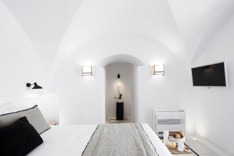 Honeymoon Suite with Jetted Tub and Caldera View image 4