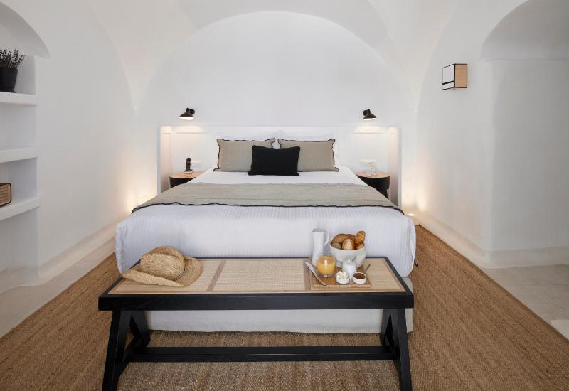 Honeymoon Suite with Jetted Tub and Caldera View image 3