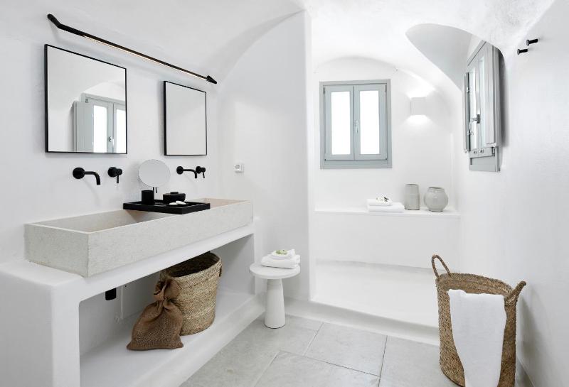 Honeymoon Suite with Jetted Tub and Caldera View image 2