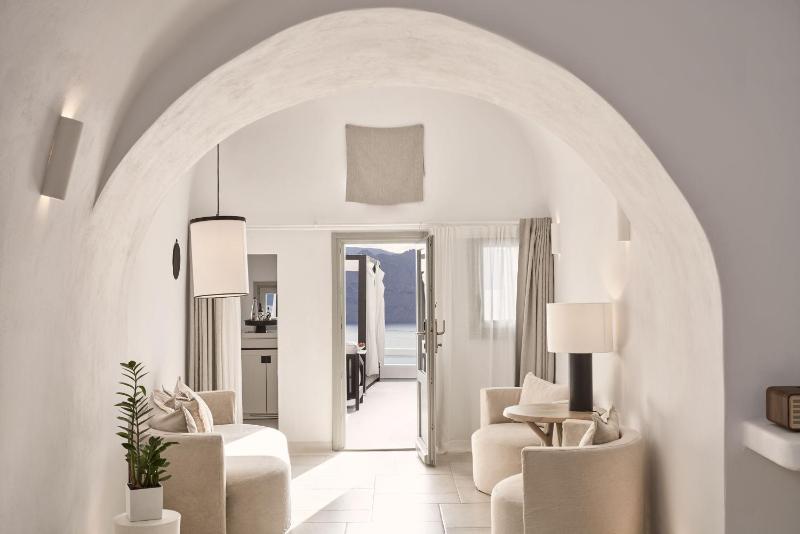 Charisma Pool Suite with Caldera View image 2