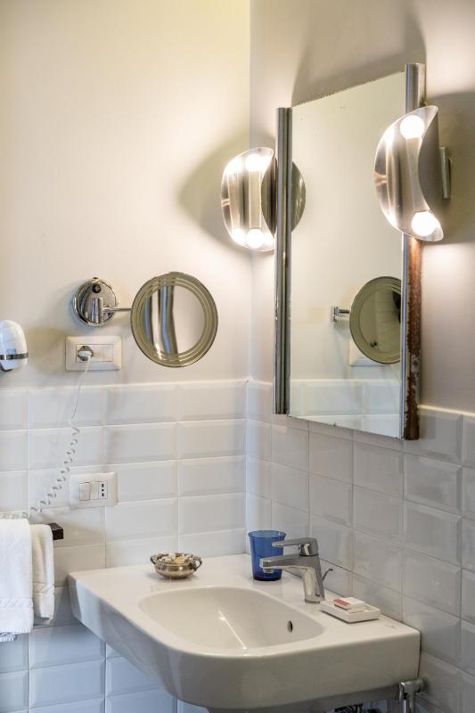 Deluxe Double Room with Balcony and Sea View image 4