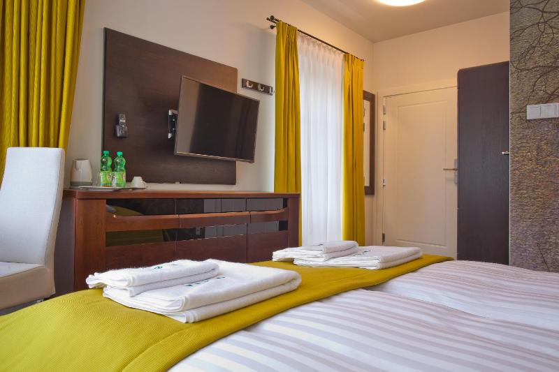 Double Room with Garden View image 3