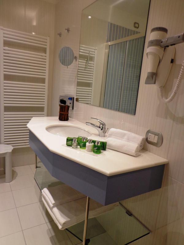 Triple Room with Balcony image 4