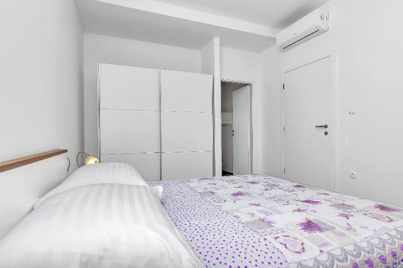 Villa Maslina with heated Pool - image 11