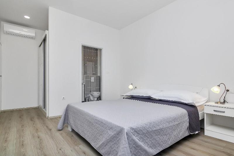 Villa Maslina with heated Pool - image 5