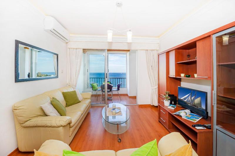 Spinola Bay top floor seafront 3 bedroom Apartment with panoramic sea views - by Getawaysmalta - image 3