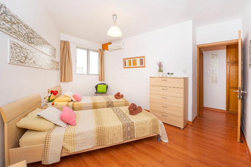 Spinola Bay top floor seafront 3 bedroom Apartment with panoramic sea views - by Getawaysmalta - image 10
