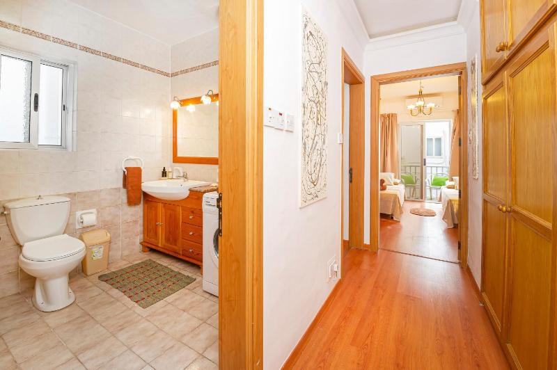 Spinola Bay top floor seafront 3 bedroom Apartment with panoramic sea views - by Getawaysmalta - image 9