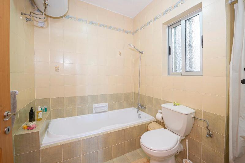 Spinola Bay top floor seafront 3 bedroom Apartment with panoramic sea views - by Getawaysmalta - image 5