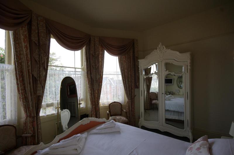 Double Room image 3