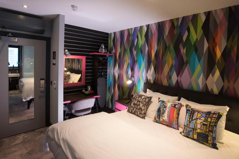 Club Room (FREE GYM & POOL ACCESS) image 1