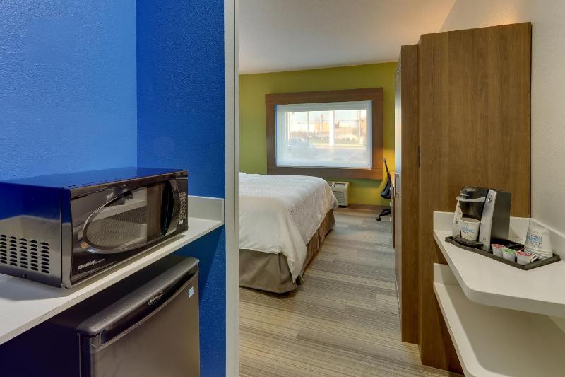 King Room with Roll In Shower - Non-Smoking image 2
