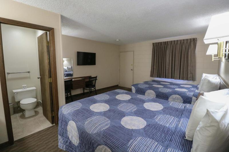 Double Room with Two Queen Beds image 4