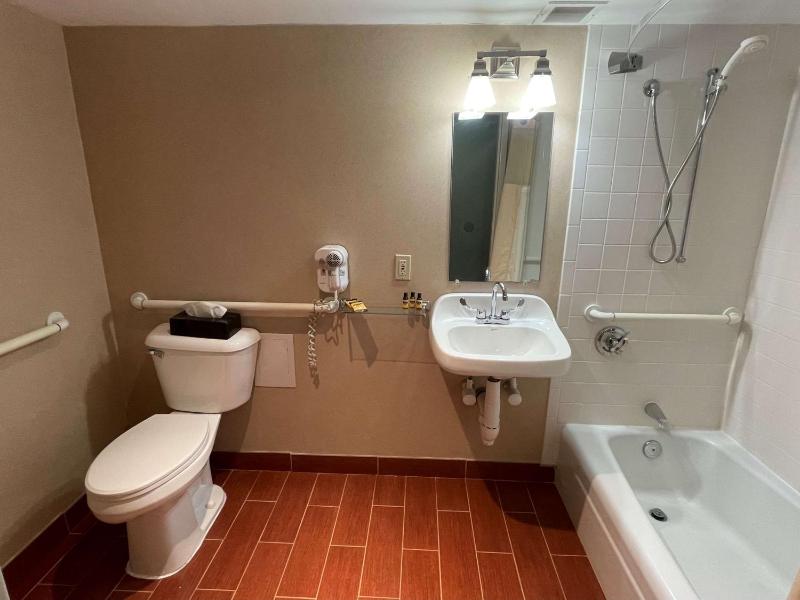 King Room - Disability Access Tub/Non-Smoking image 3