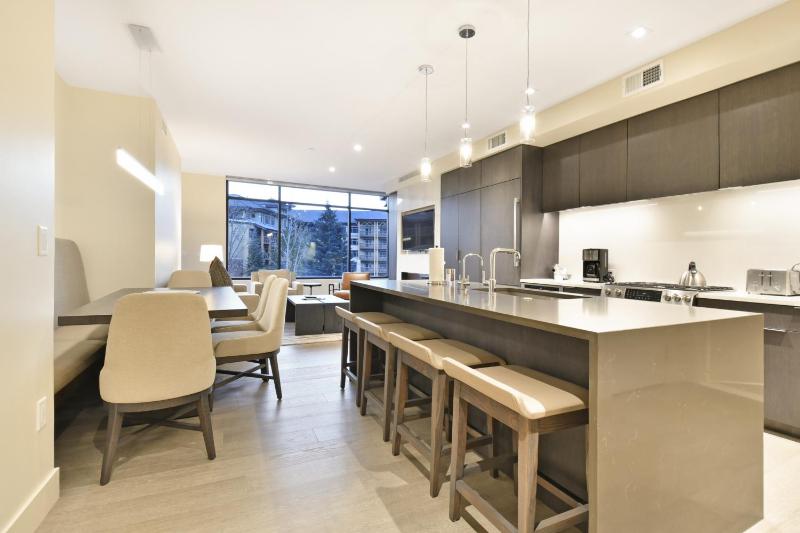 Ski In Out Modern 2BR Residence in Canyons Village - image 1