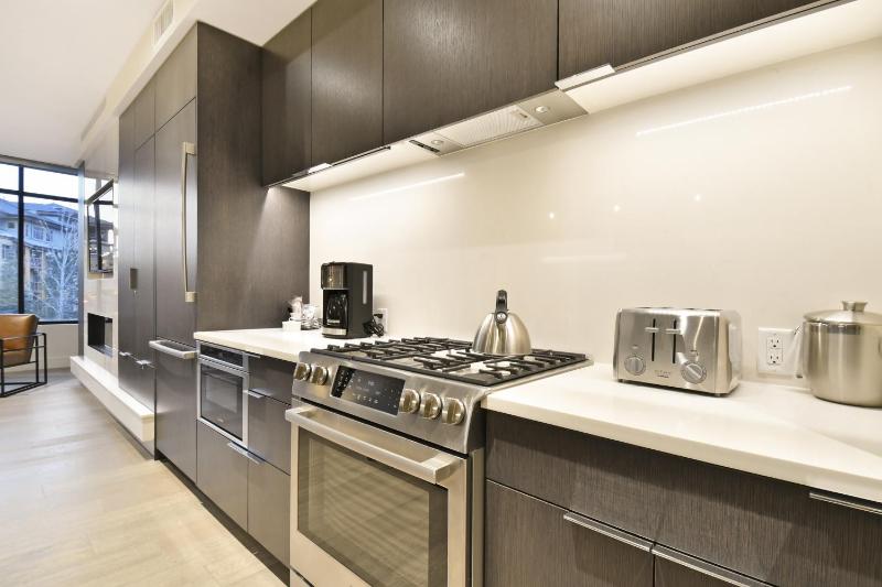 Ski In Out Modern 2BR Residence in Canyons Village - image 16