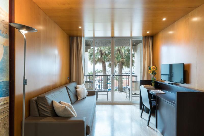 Junior Suite with Balcony and Sea View image 4