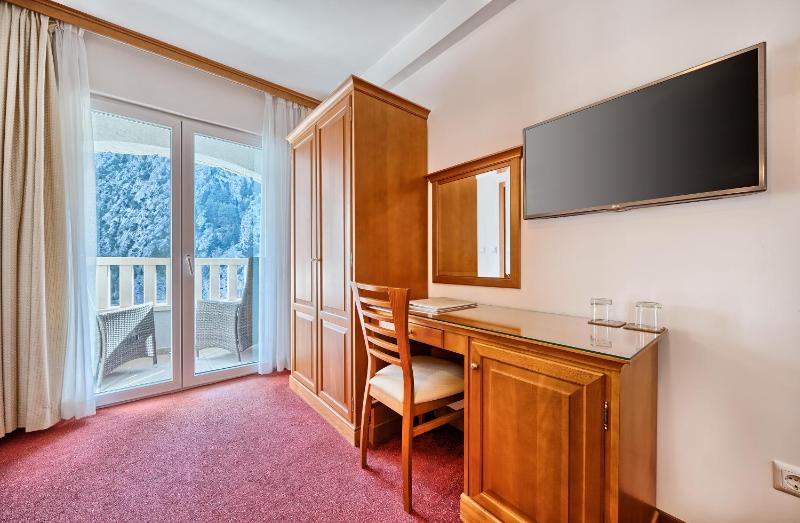 Double Room with Balcony and Side Sea View image 4