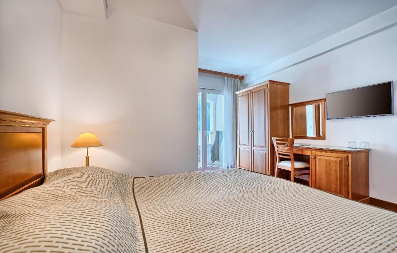Double Room with Balcony and Side Sea View image 3