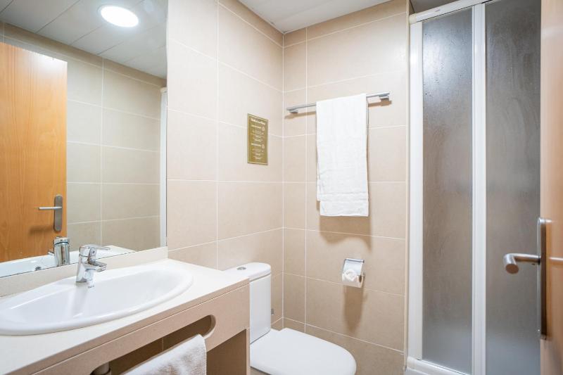 Single Room with Private Bathroom image 2