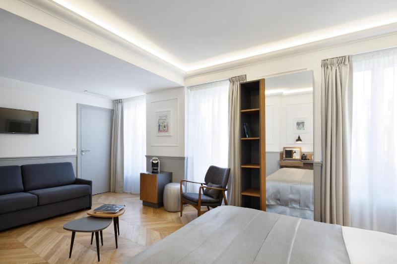 Junior Suite with Balcony image 3