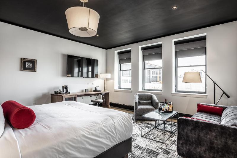 Deluxe King Room image 2