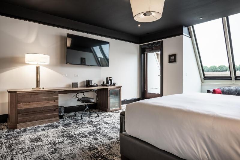 King Room with Balcony image 2
