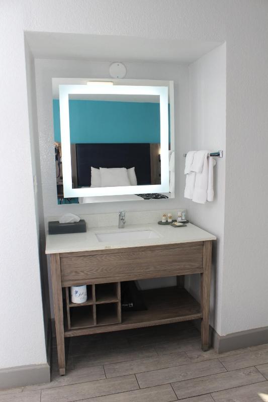 Split Room with Two Queen Beds and City View - Non-Smoking image 3