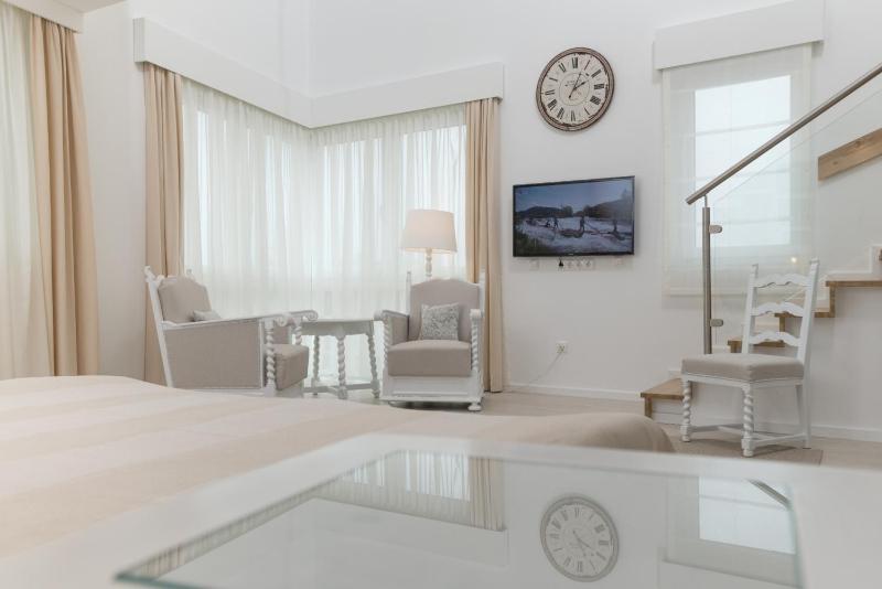 Family Room image 4