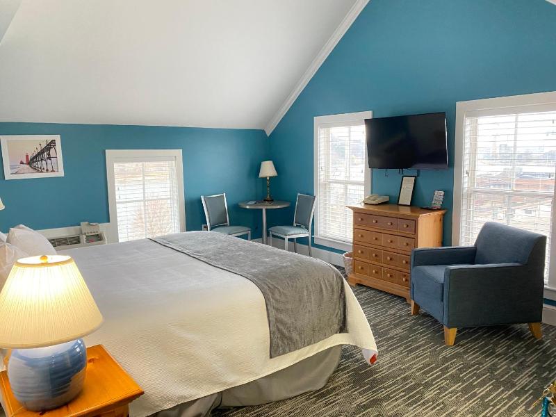 Standard King Room image 3